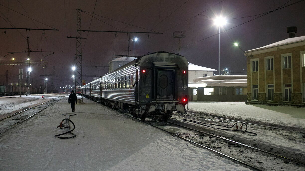 Поезд в Петрозаводске остановился в метре от мужчины, лежавшего на путях