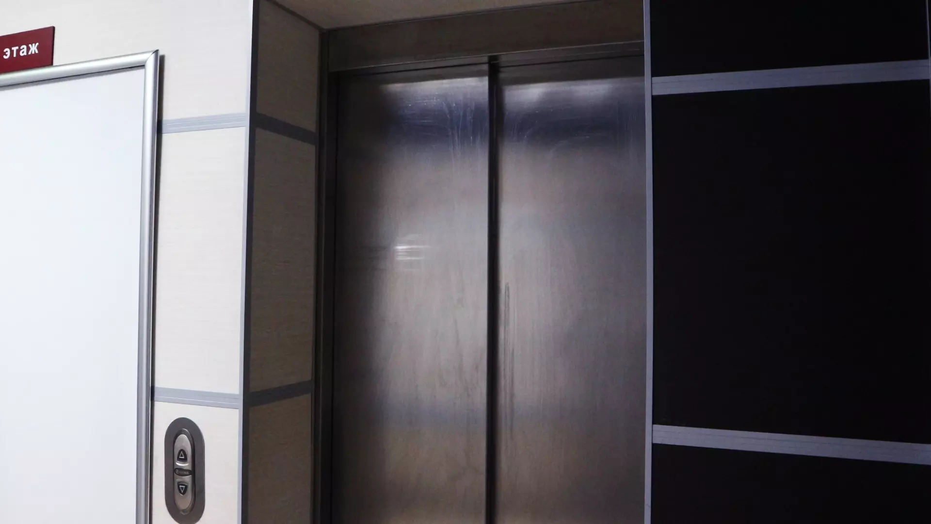 Специалисты застряли в лифте во время проверки в новостройке Петрозаводска