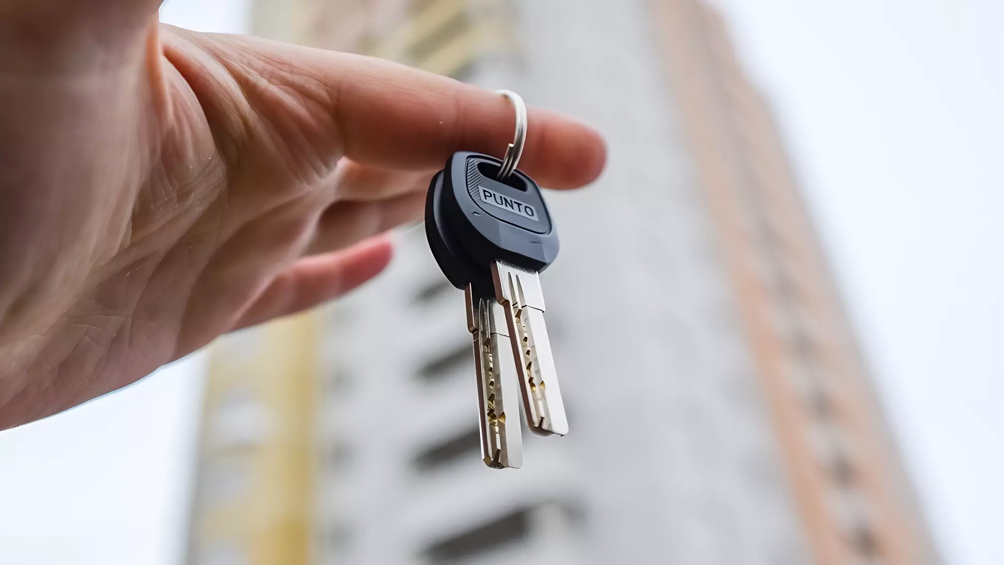 Есть ли ипотека участникам сво. Ключи от квартиры. Ключи от аварийной квартиры. Ключи от новой квартиры. Ключи от квартиры детям сиротам.
