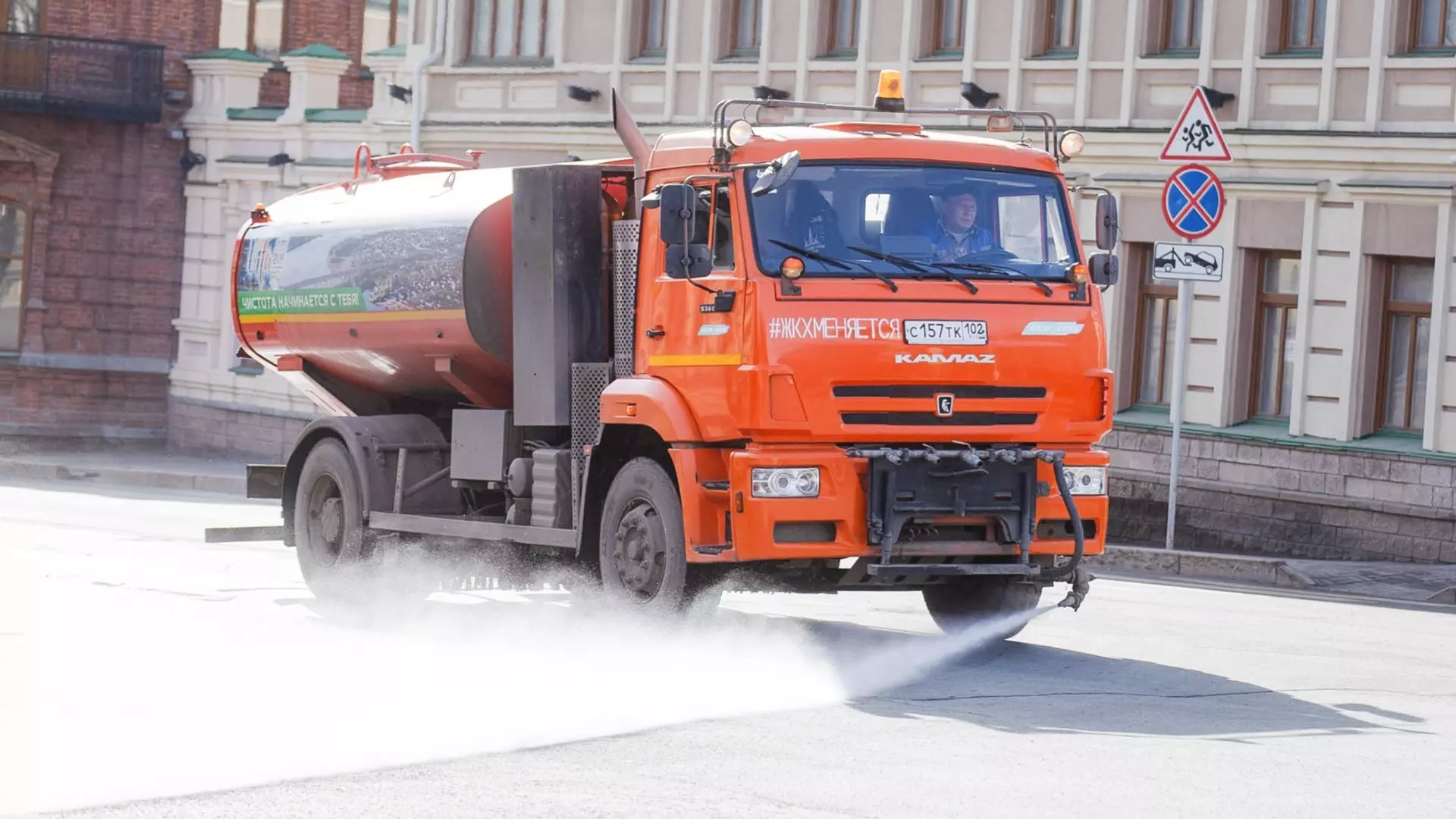 Стало известно, чем поливают дороги в Петрозаводске