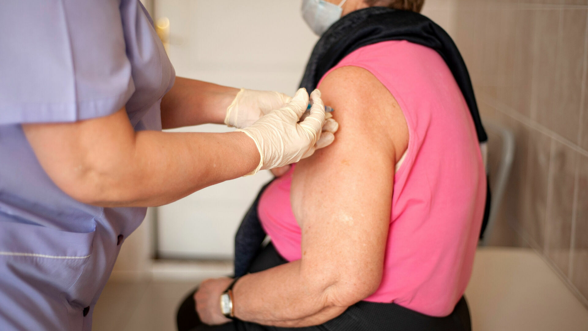 В Роспотребнадзоре рассказали об особенностях вакцинации пожилых людей