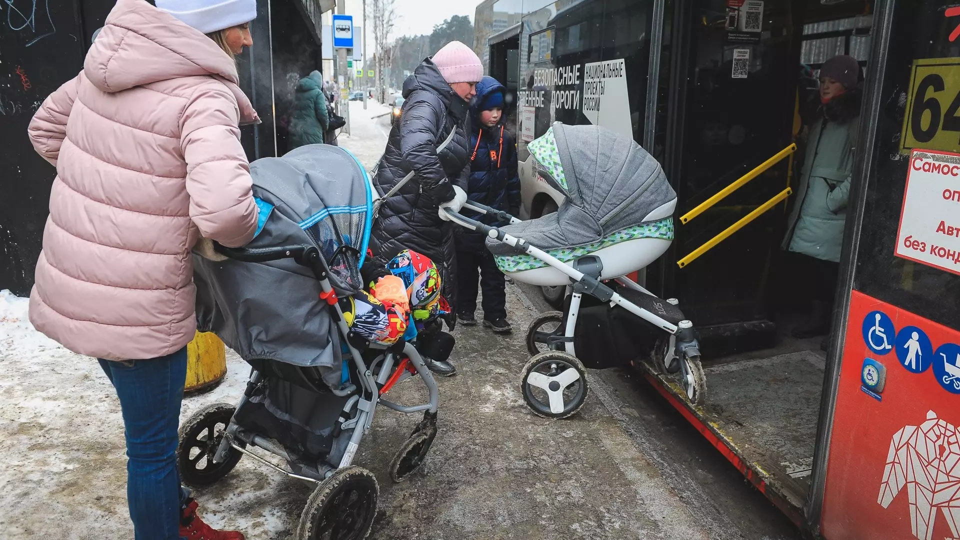 Петрозаводчанок с колясками сопровождают сотрудники ППС из-за неубранных улиц