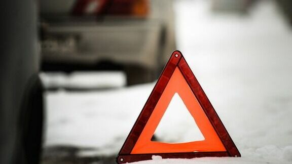 Машина в хлам: иномарка в лобовую столкнулась со снегоуборочной техникой в Карелии