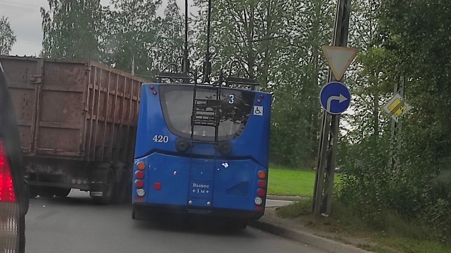 Троллейбус и грузовик столкнулись на дороге в Петрозаводске