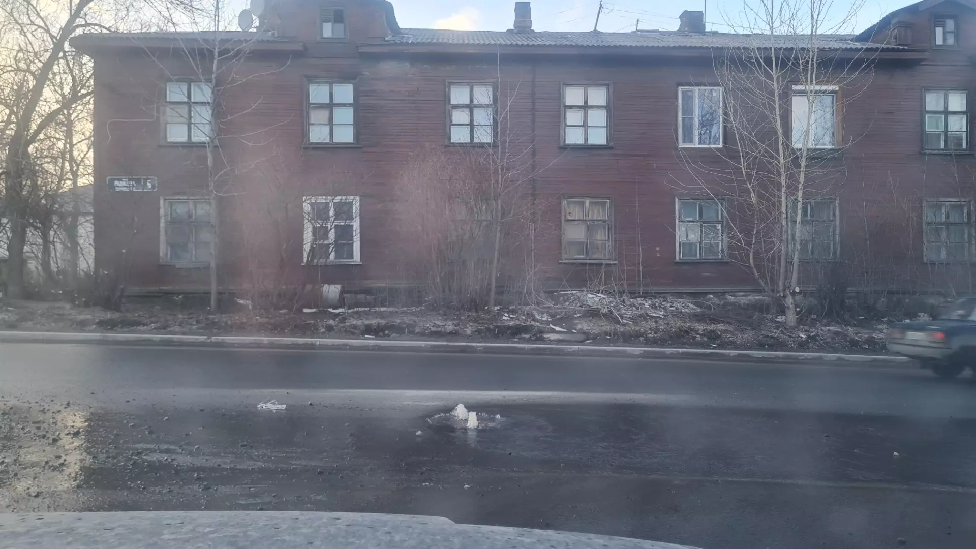 Очередной «фонтан» образовался на дороге в Петрозаводске