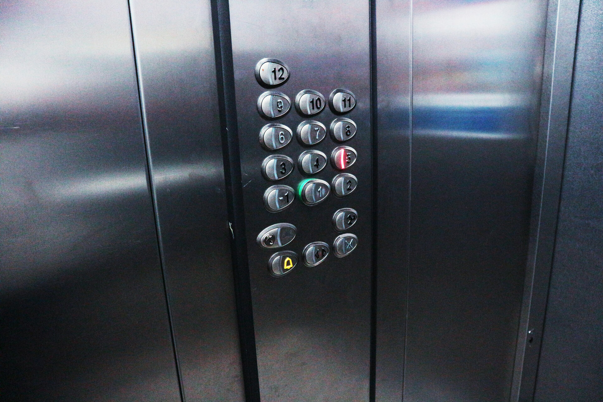 В многоэтажке в Петрозаводске, где лифт ездит с оборванным тросом, сменилась УК