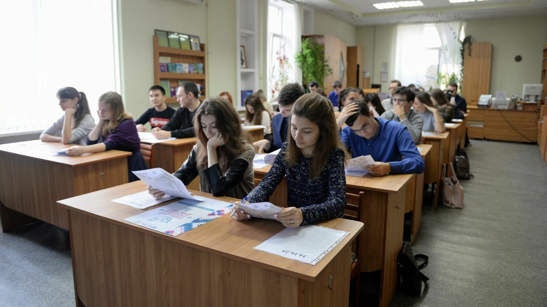 Шестерым выпускникам в Карелии придется пересдавать госэкзамены из-за шпаргалок