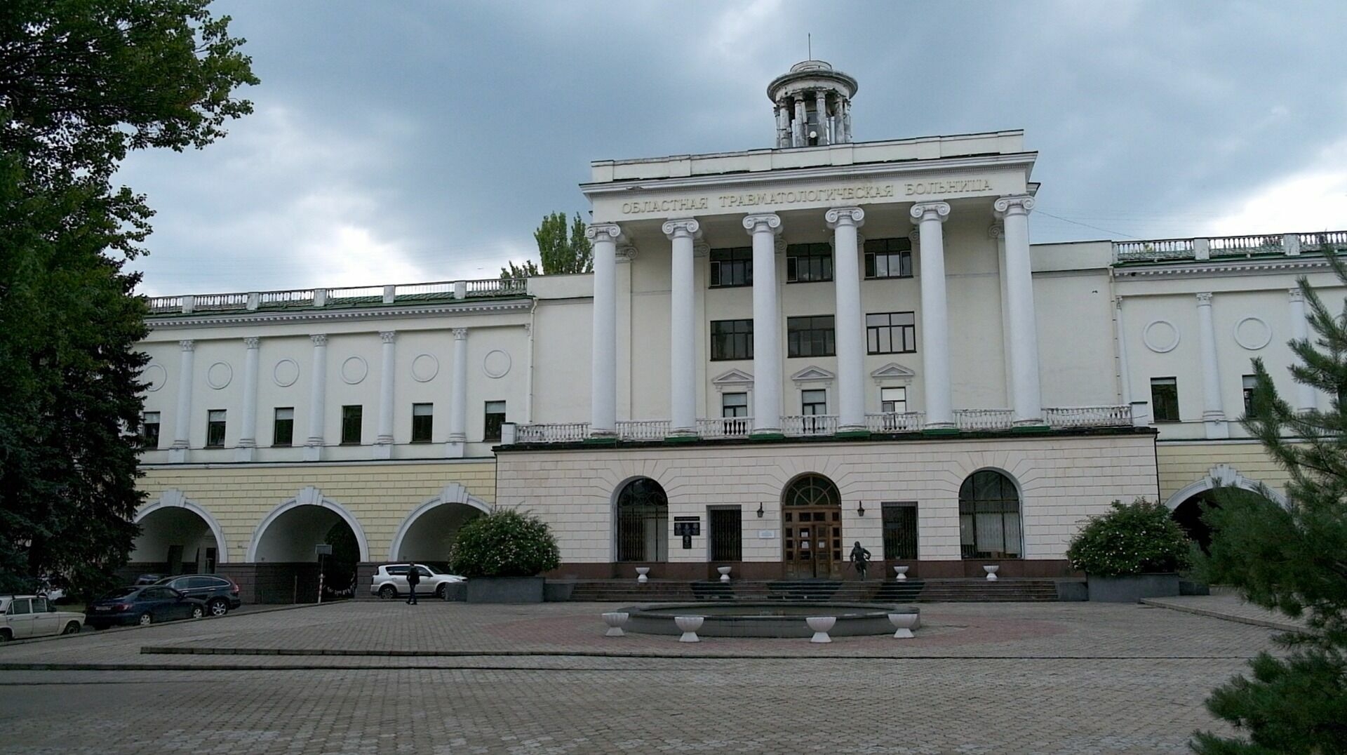 Здание Республиканского травматологического центра расположено по адресу ул. Артёма, 106