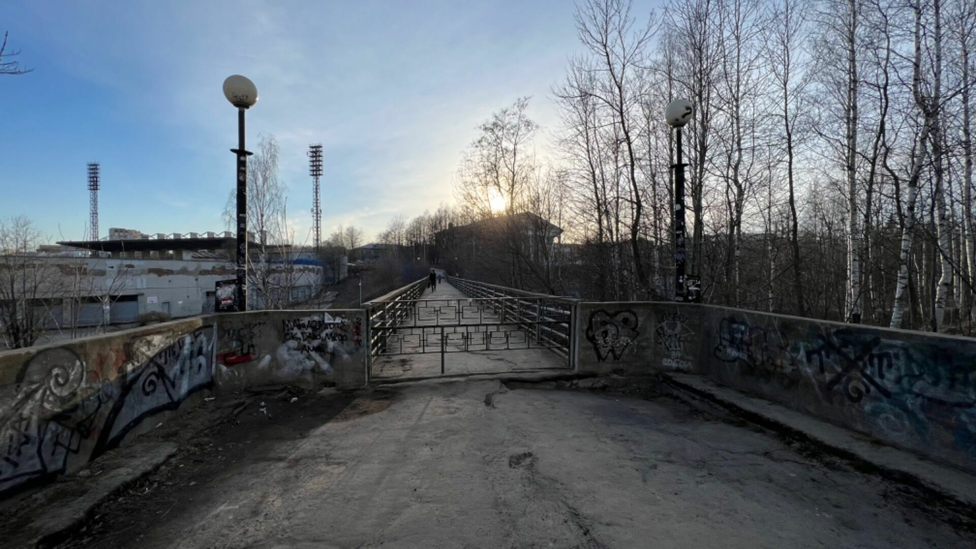 В центре Петрозаводска заварили пешеходный мост