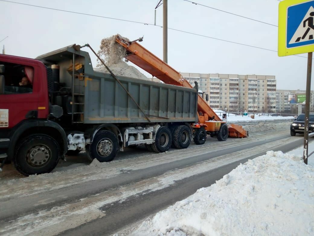 Строительные компании направили технику на борьбу со снегом в Петрозаводске