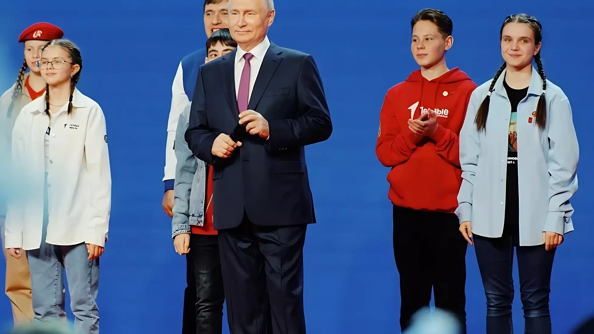 Владимир Путин спел гимн России вместе с детьми на съезде «Движения первых»