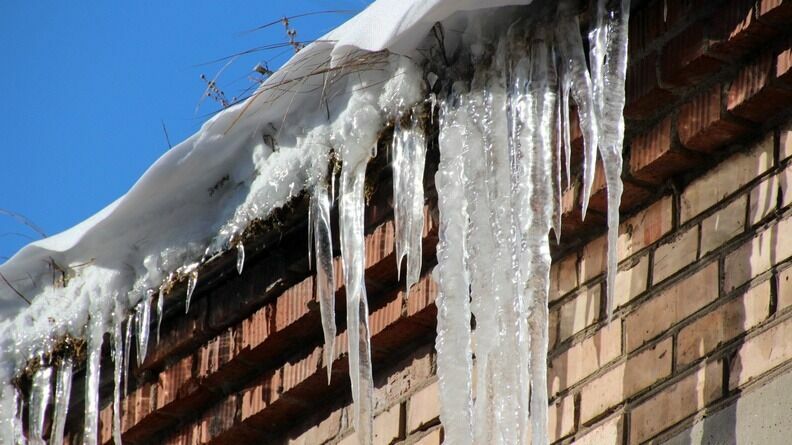 В городе Карелии затопили несколько квартир, пока убирали лед с крыши