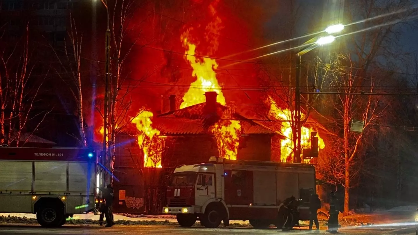 Мощный пожар в двухэтажном доме произошел ночью в Петрозаводске