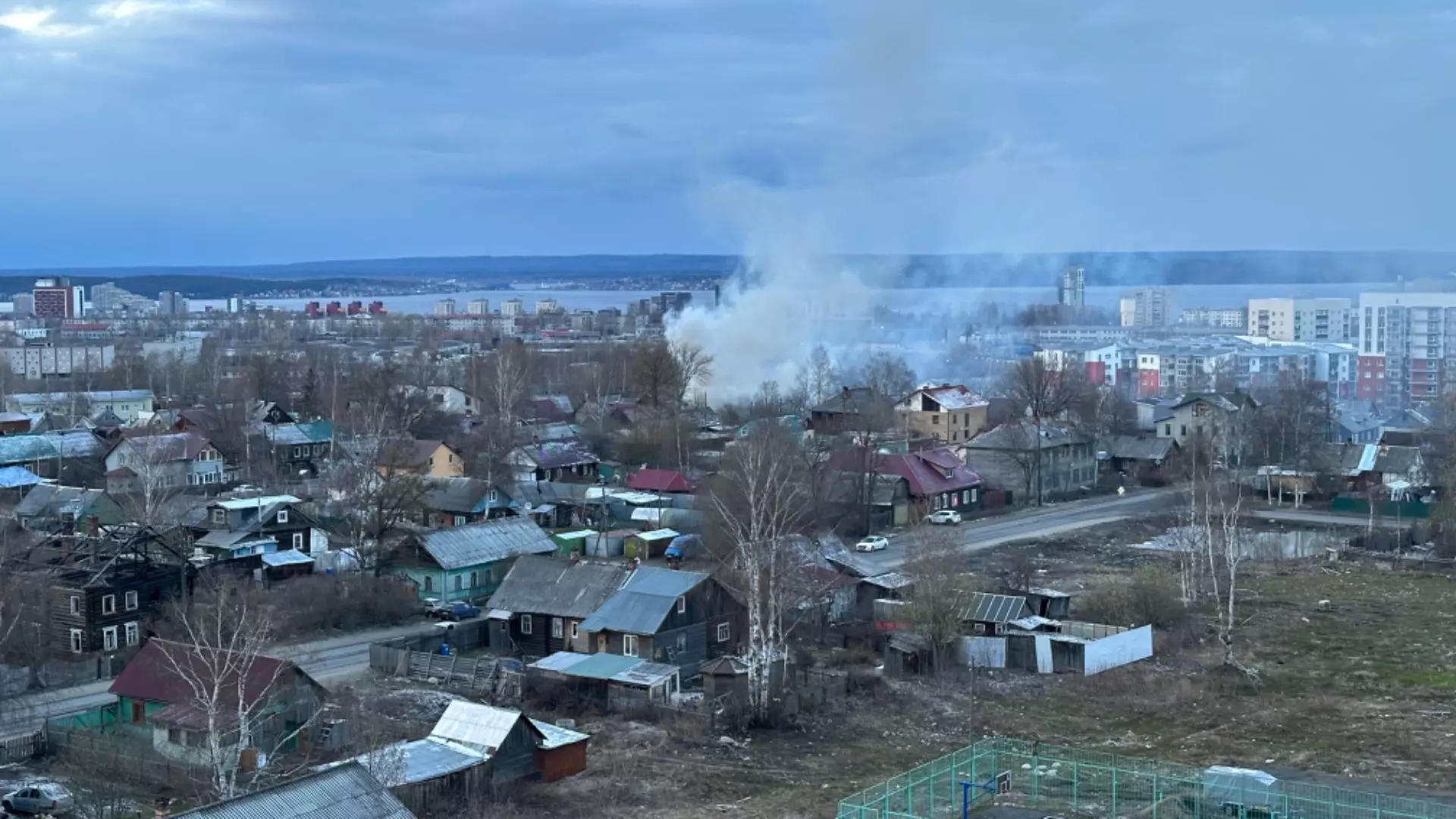 Дым до небес поднялся из-за горящего дома в микрорайоне Петрозаводска