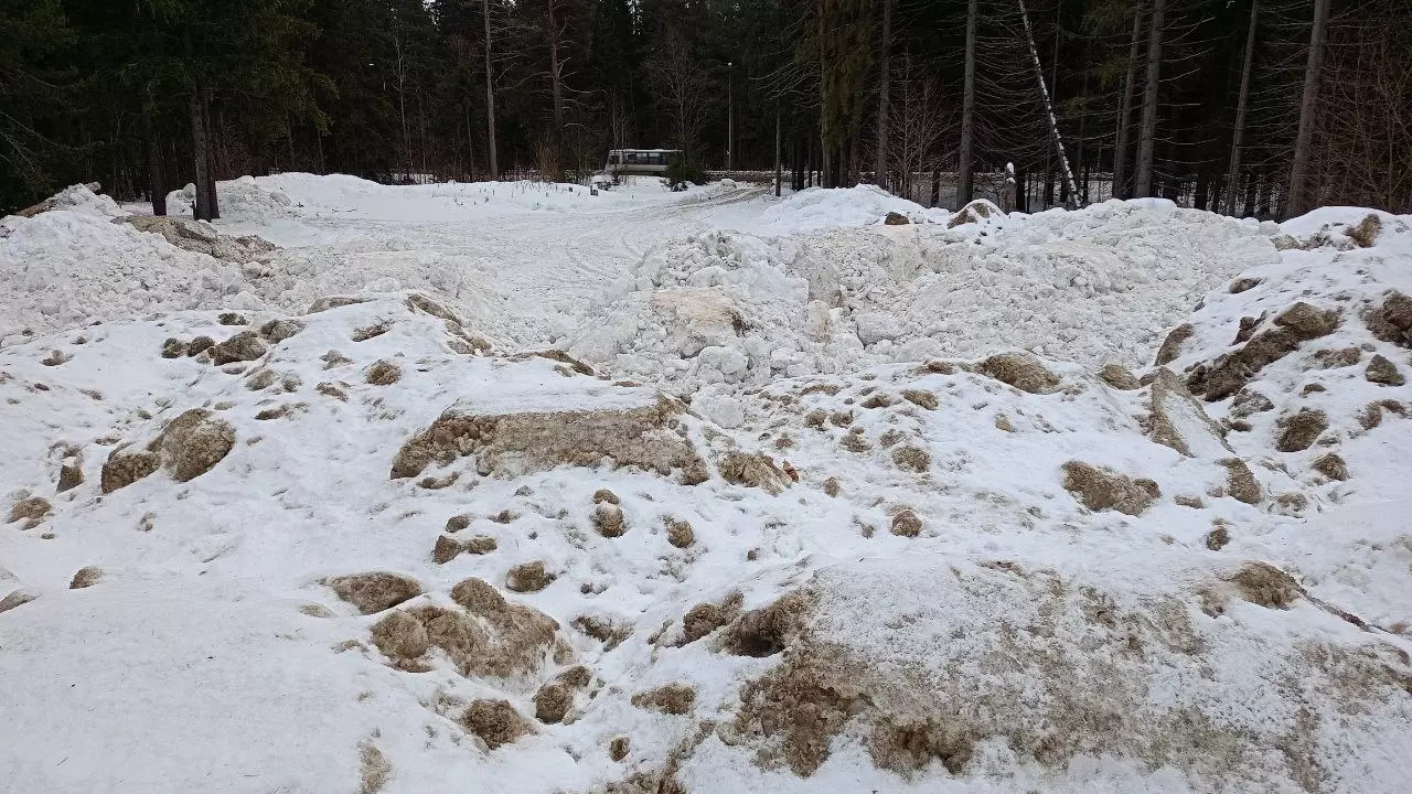Стадион в Петрозаводске завалили кучами грязного снега