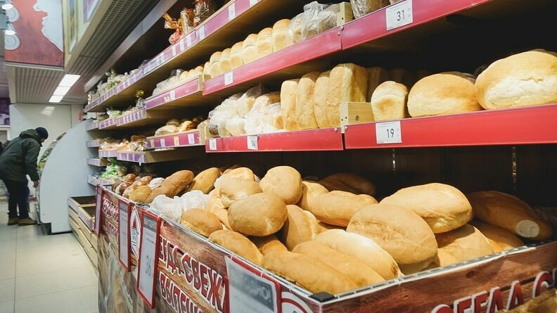 В городе Карелии сотрудники магазина выбросили гору хлеба на улицу