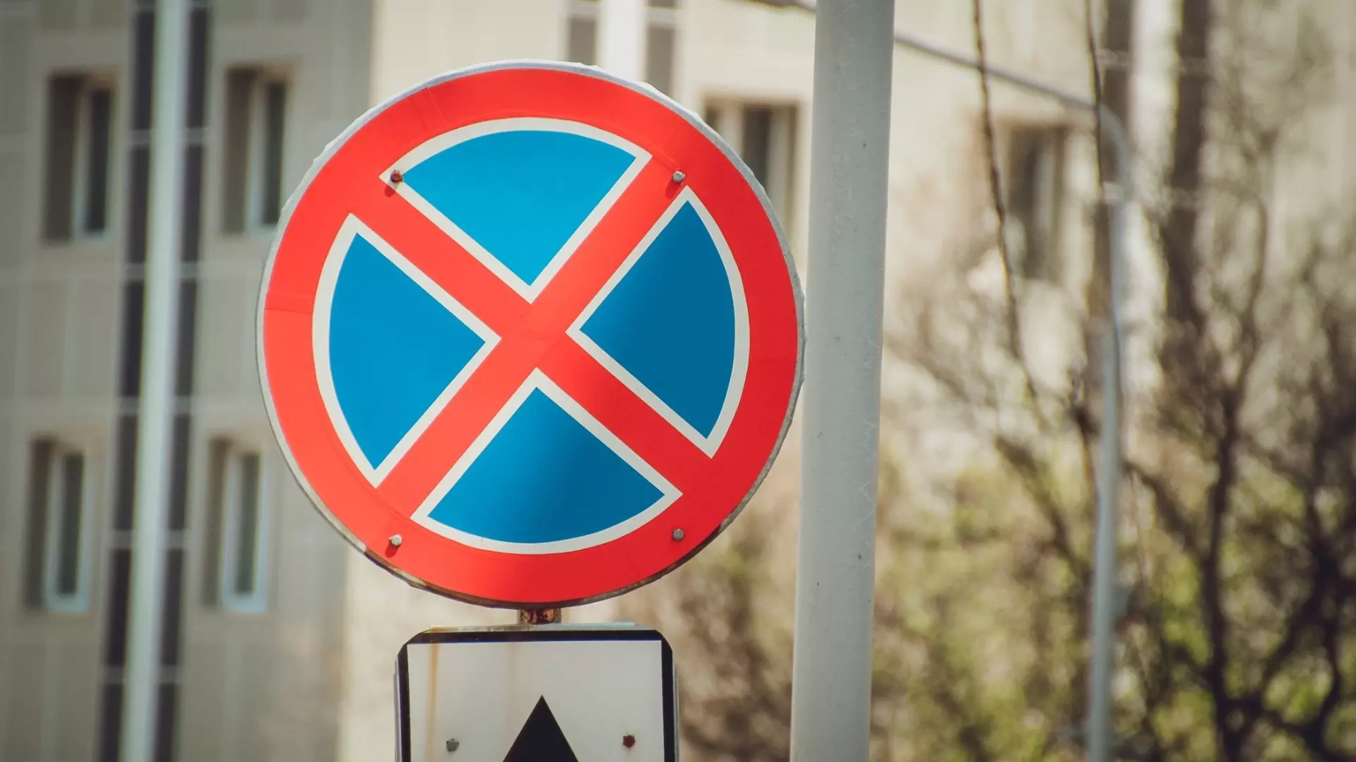 В Петрозаводске перенесут в другое место запрещающий остановку знак