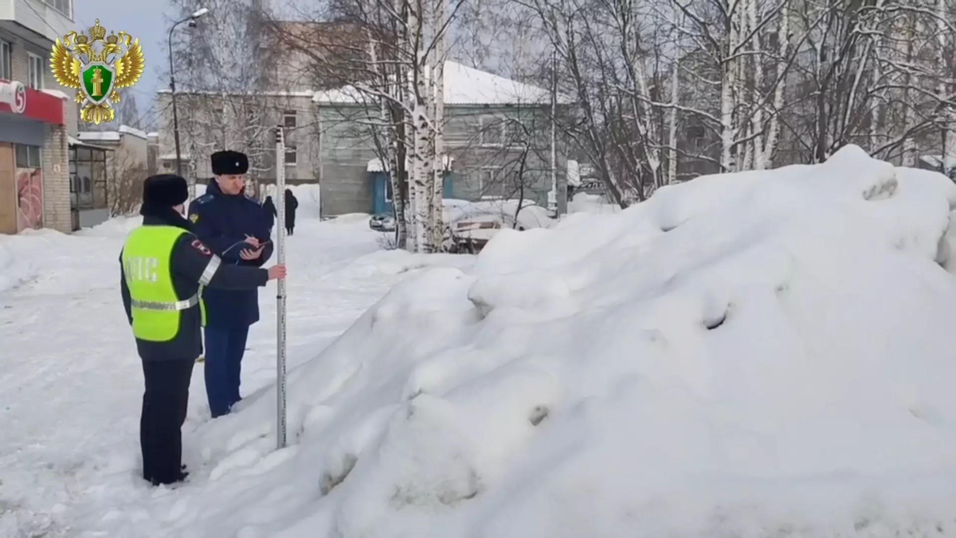 В Пряжинском районе прокуроры измерили сугробы линейкой