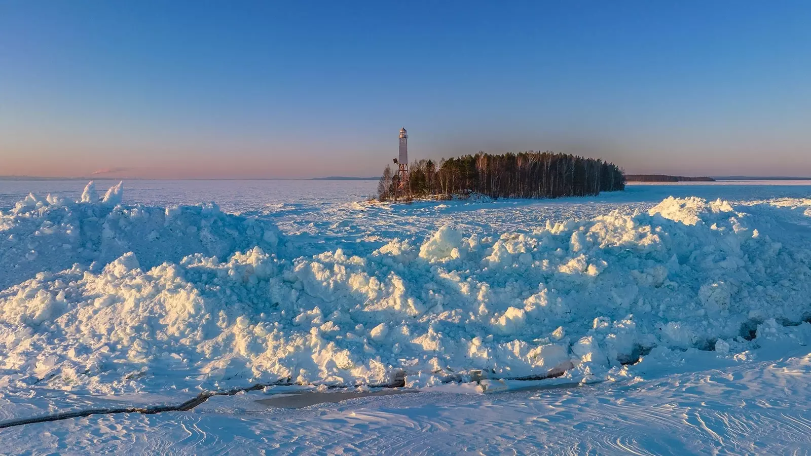 На льду Онего в Карелии проглядывается обычная вода