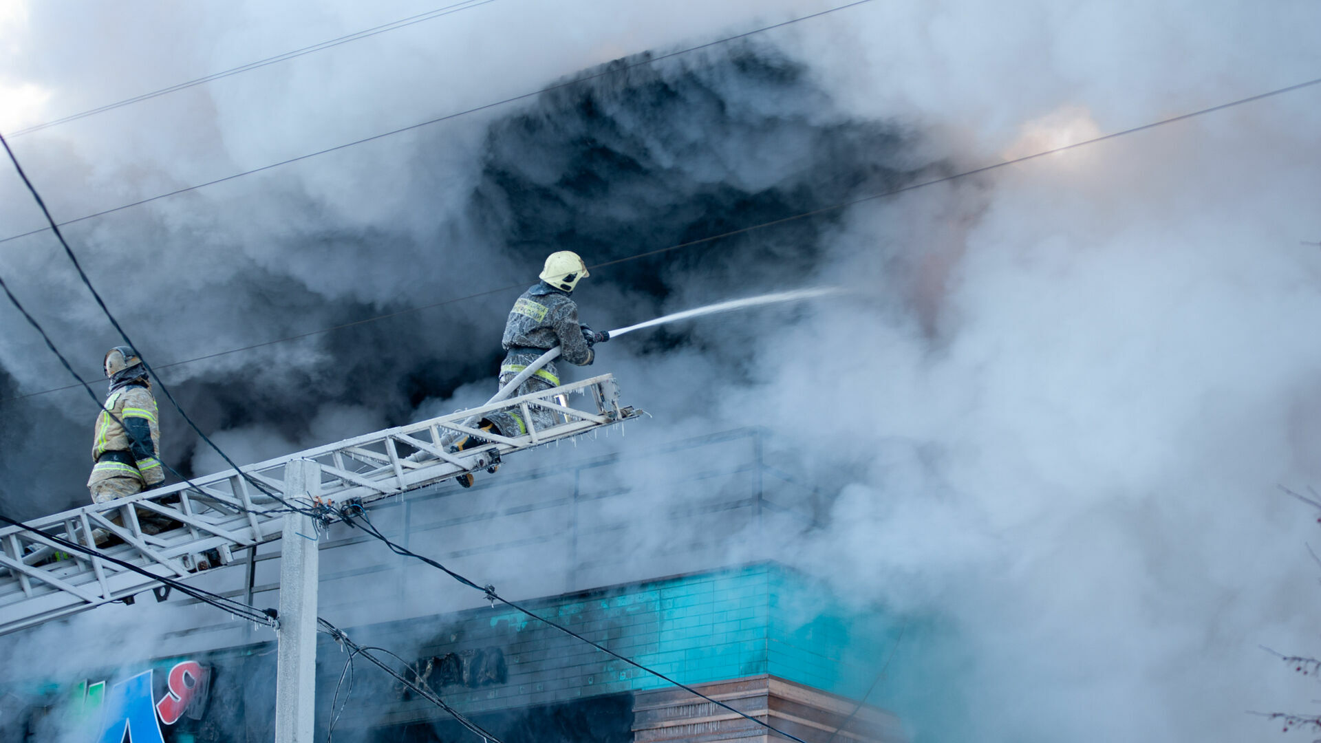 «В дыму весь этаж»: общежитие загорелось в Петрозаводске