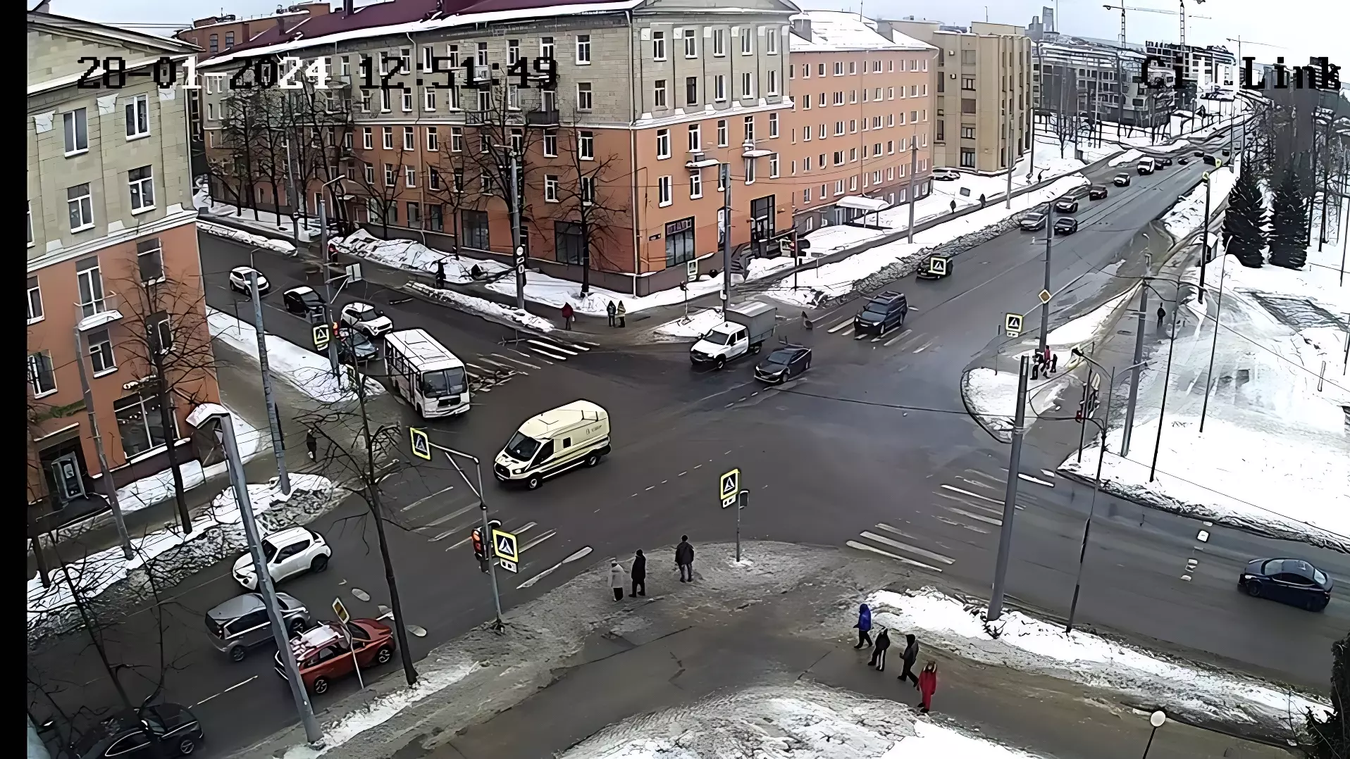 Канализацию прорвало на перекрестке в центре Петрозаводска