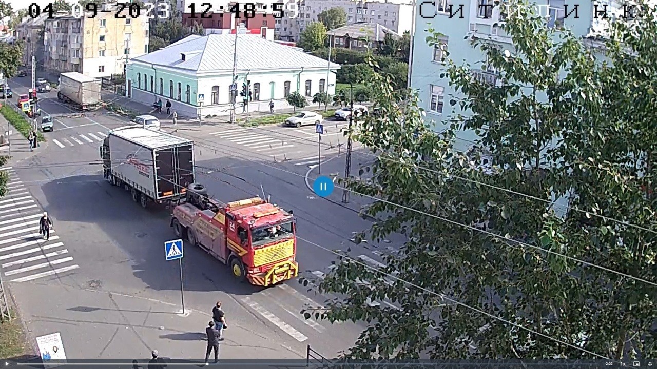Большегруз оборвал провода в Петрозаводске, встали троллейбусы