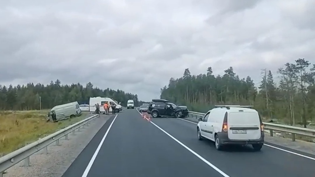 Внедорожник и микроавтобус столкнулись на трассе в Карелии