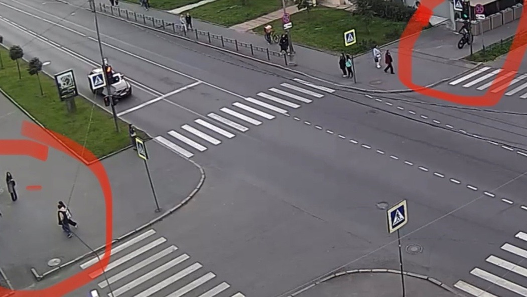 Мужчина на роликах едва не оказался под машиной в Петрозаводске
