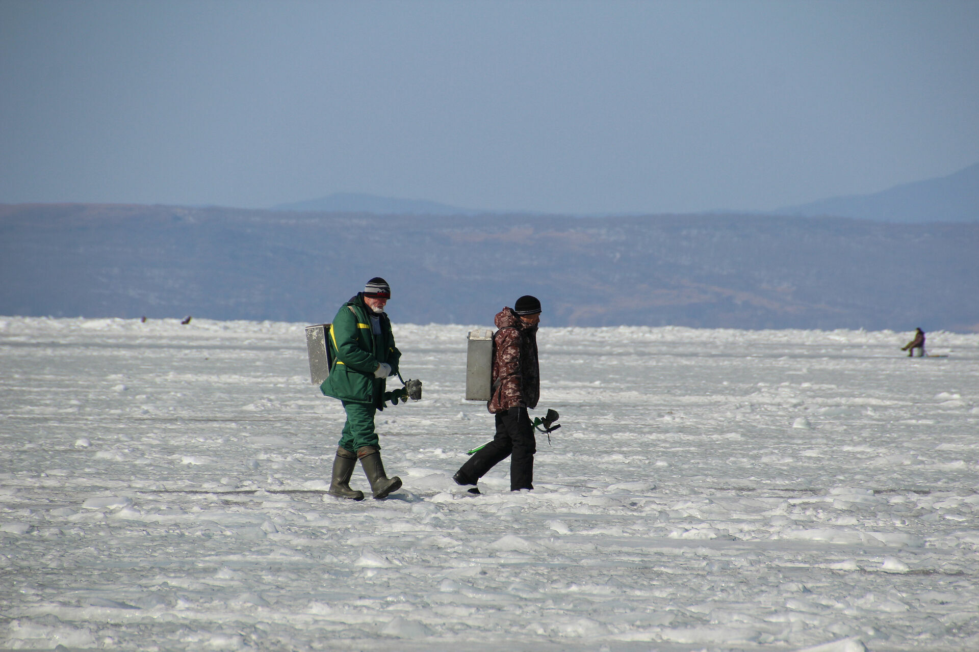 Рыбак провалился под лед озера в одном из районов Карелии