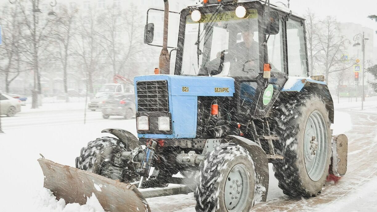 Петрозаводчанам рассказали, почему снегоуборочные машины ездят с поднятыми отвалами