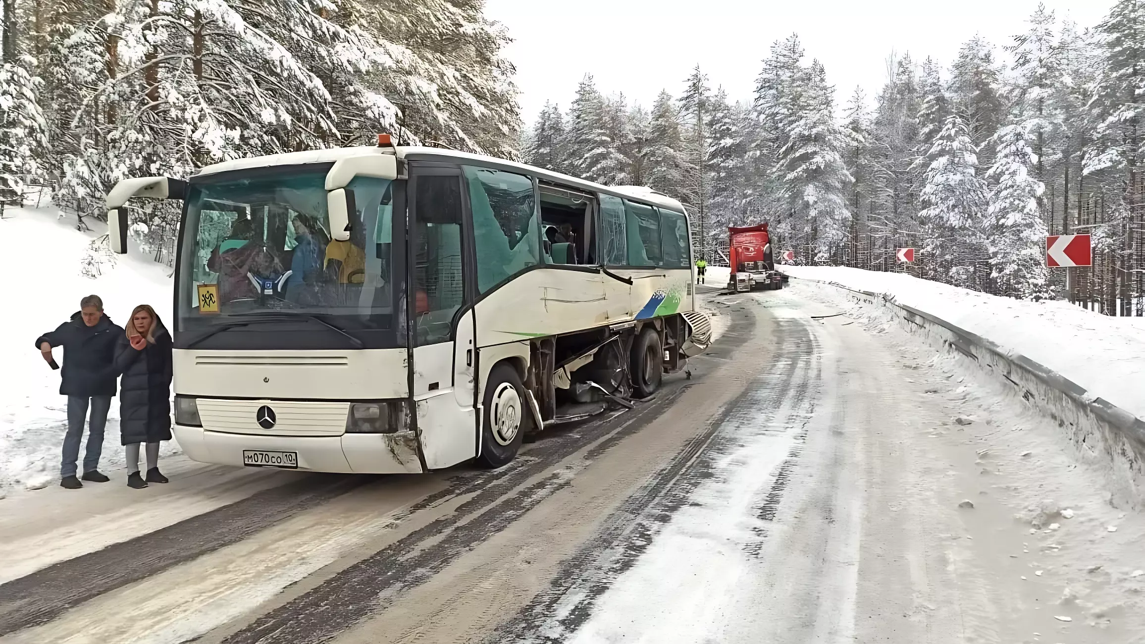 Автобус с детьми столкнулся в большегрузом в Карелии, есть пострадавшие
