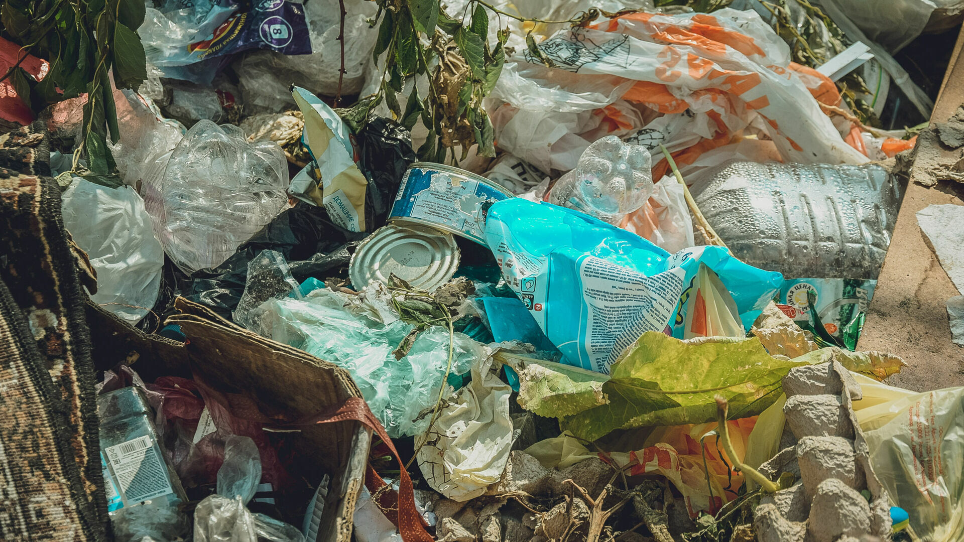 Жители Карелии жалуются на горы невывезенного мусора