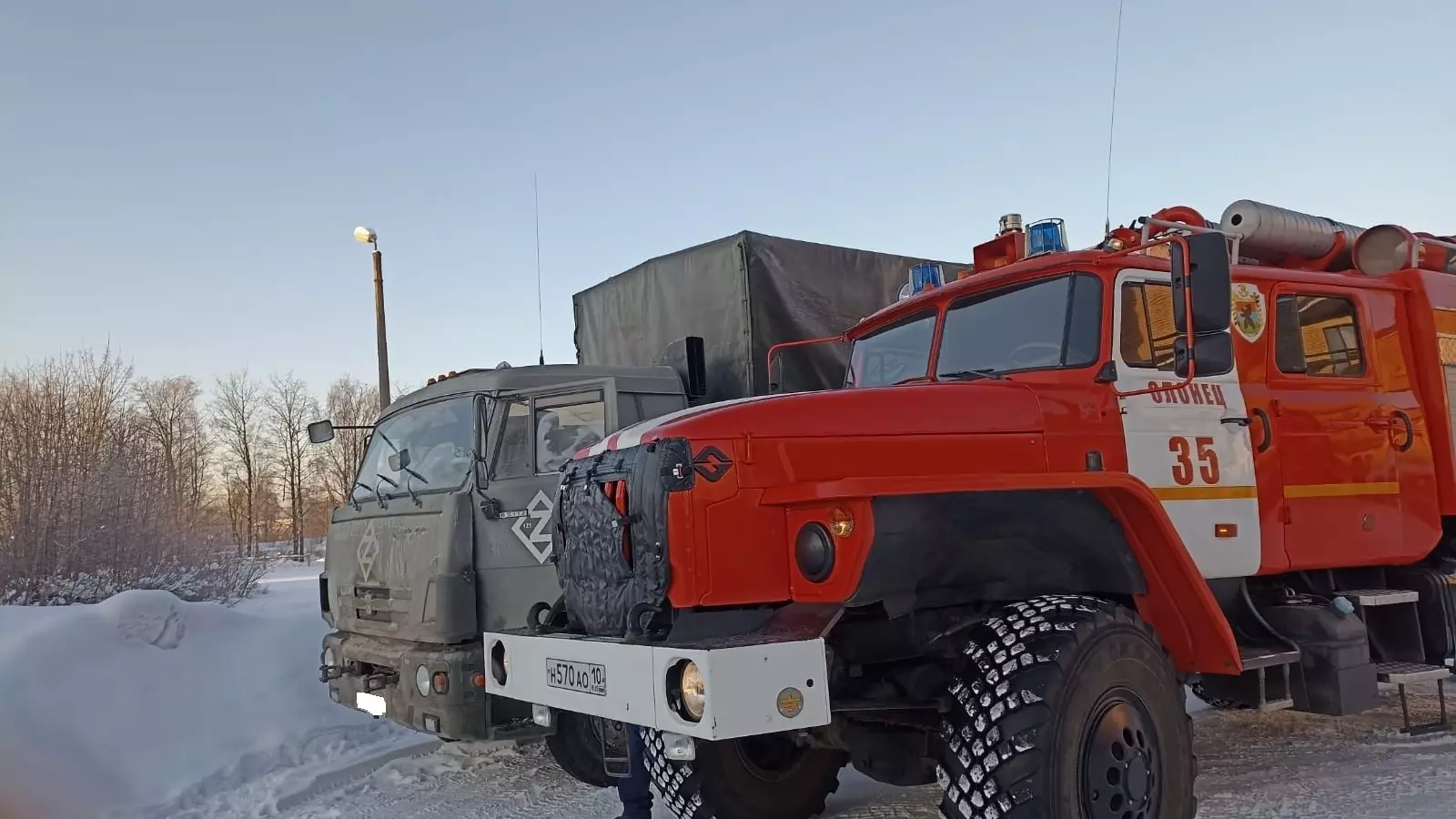В Карелии спасатели помогли замерзшим военным