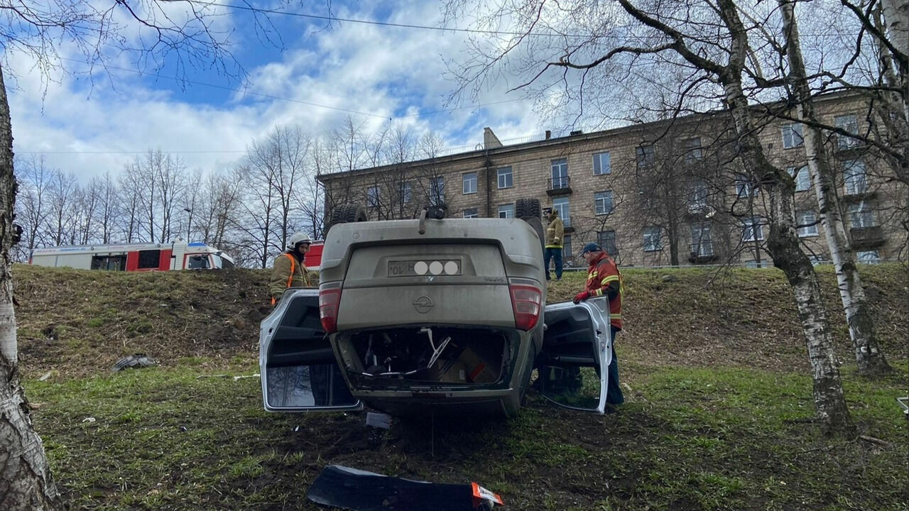 В ГИБДД Петрозаводска прокомментировали ДТП с перевернутым автомобилем