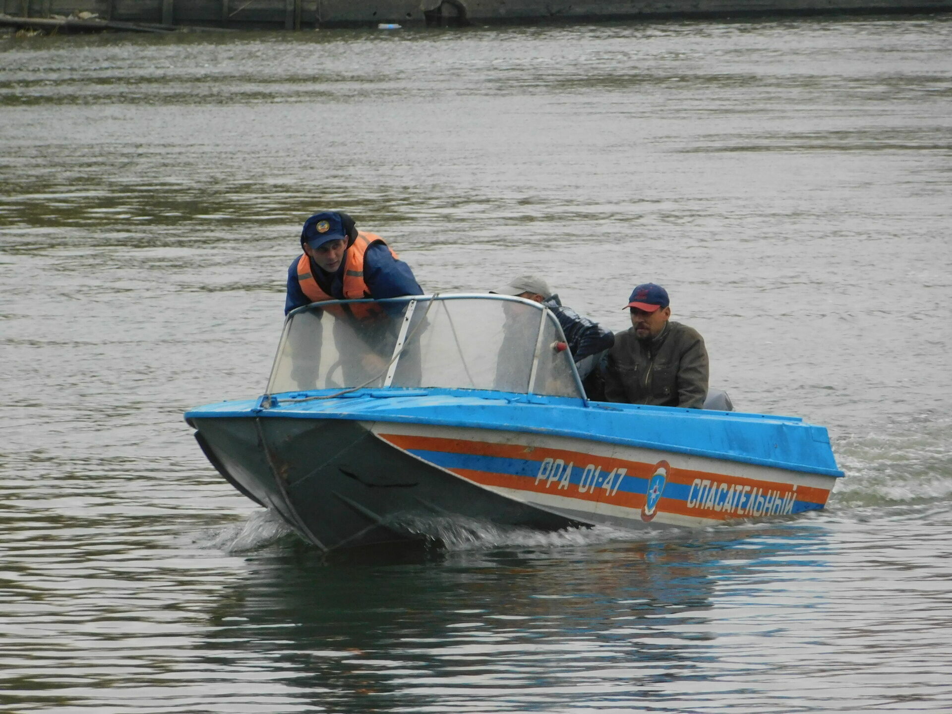 Двух пропавших рыбаков продолжают разыскивать в Карелии