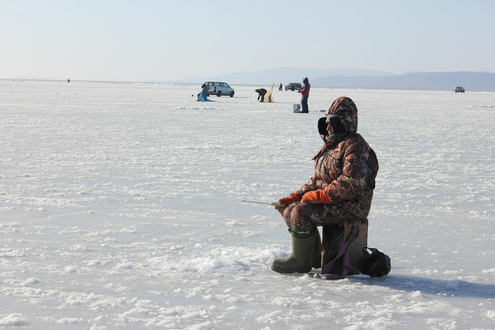 Рыбак провалился под лед озера в одном из районов Карелии