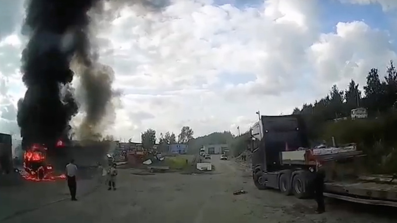 Пламя полностью охватило грузовик в Петрозаводске