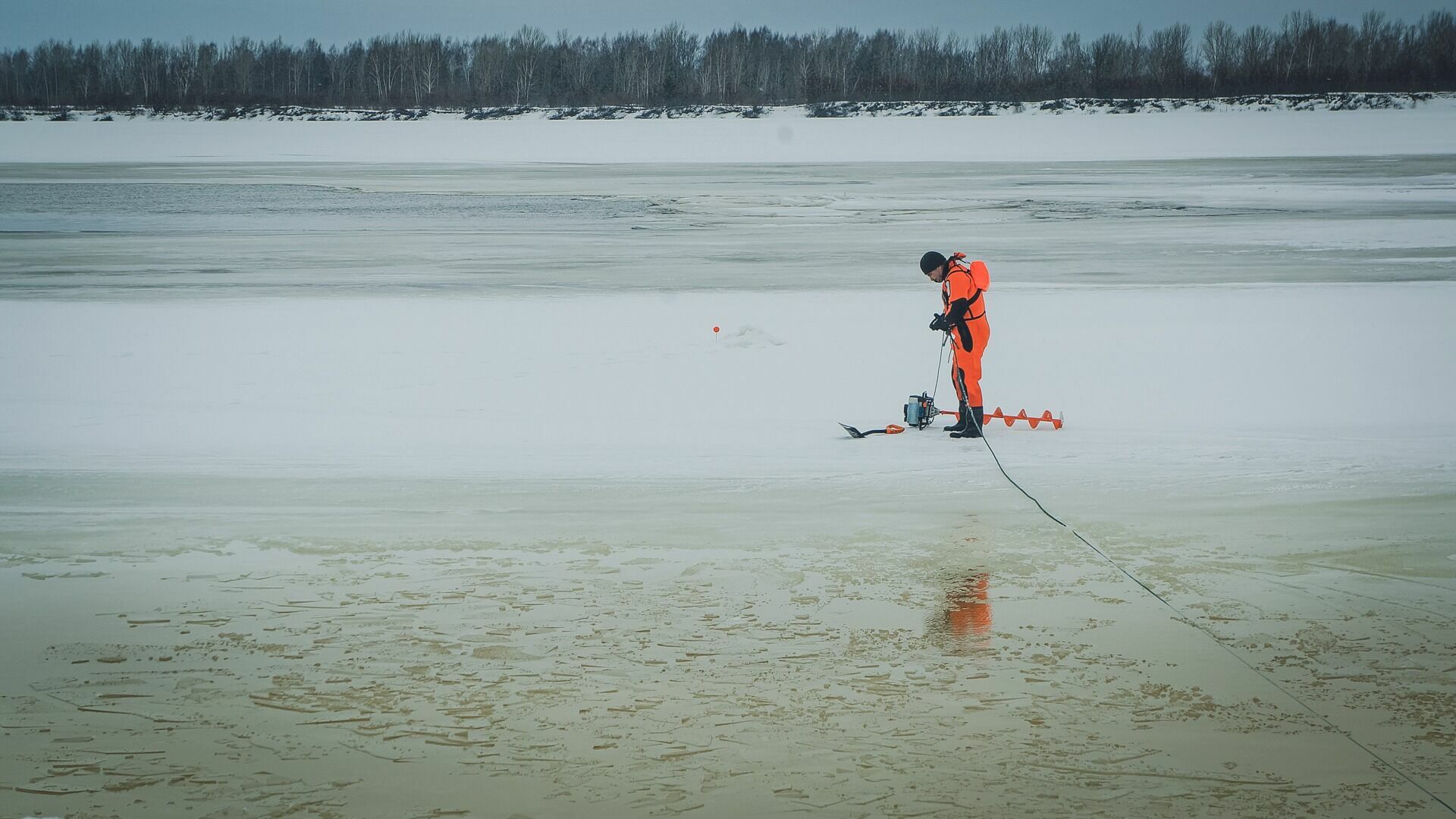 С оторвавшейся льдины в Ладожском озере спасли 12 рыбаков