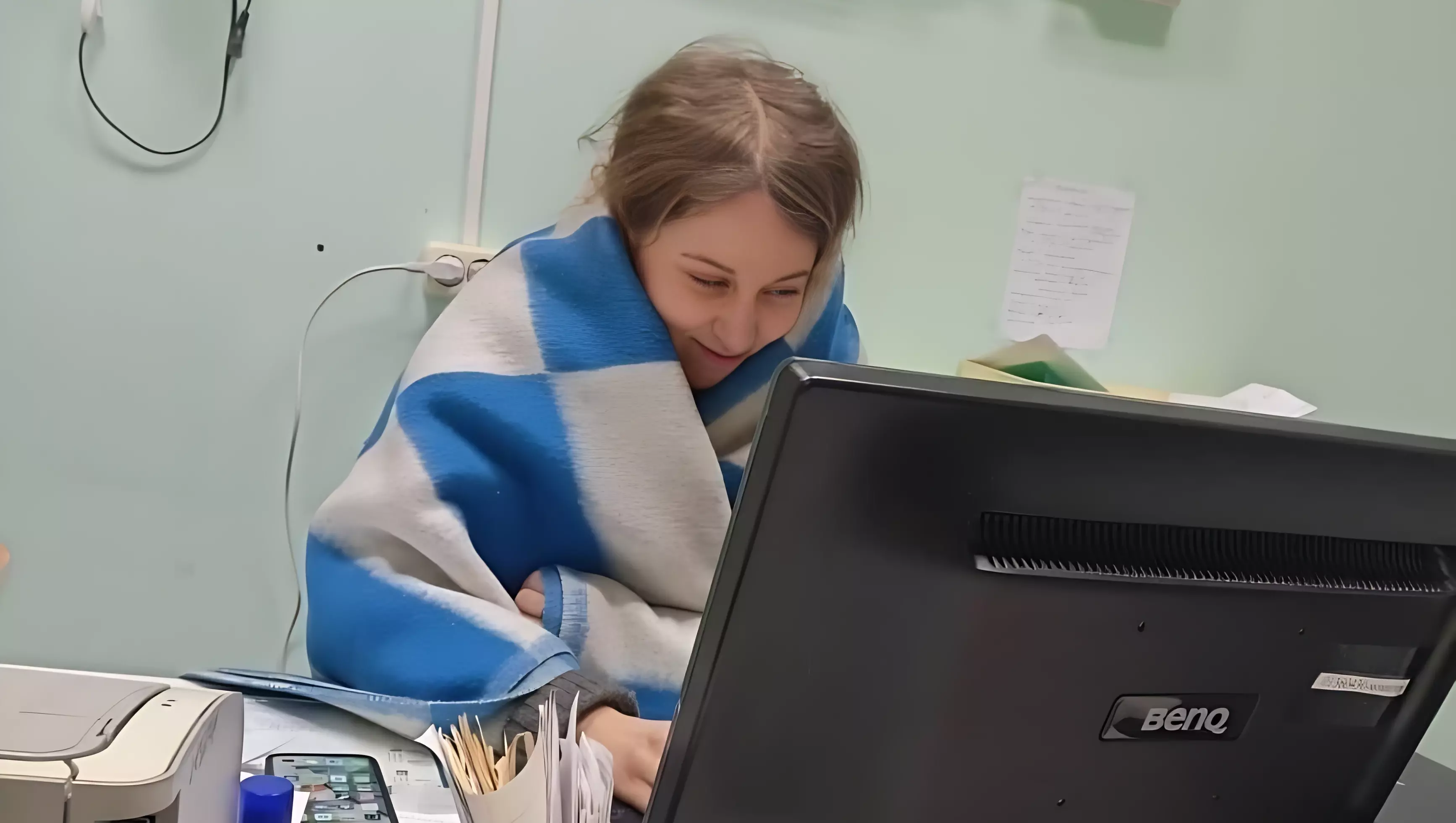 Молодой фельдшер замерзает на работе в амбулатории в Карелии