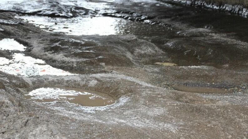 «По колено в грязи»: жители микрорайона Петрозаводска жалуются на состояние дорог