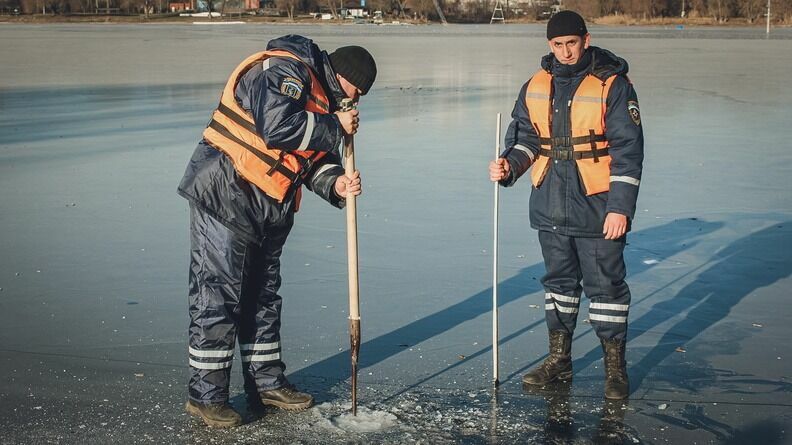Сотрудники МЧС замерили толщину льда на озере в Петрозаводске