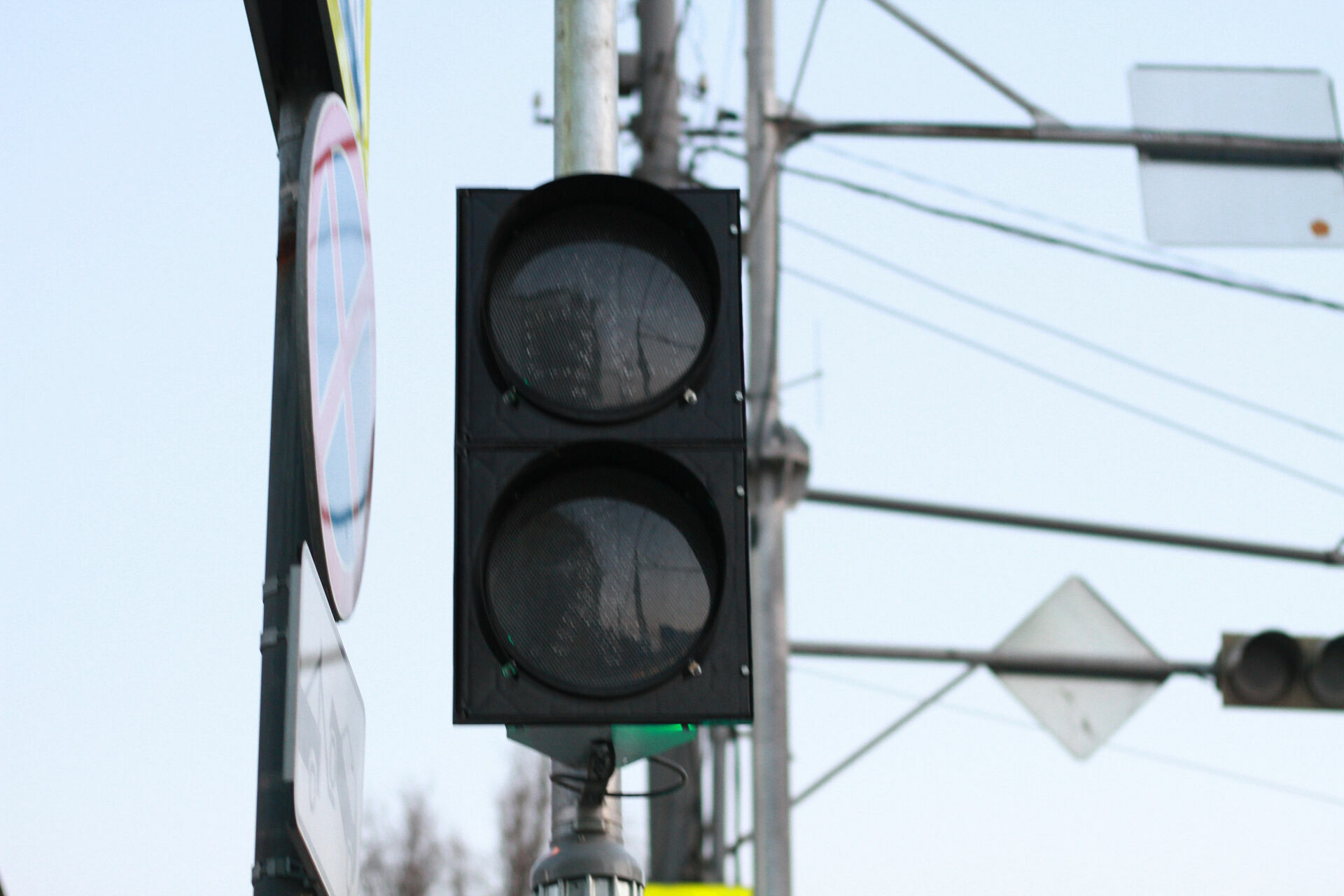 Светофор в Петрозаводске, на котором жестко сбили ребенка, не работает больше недели