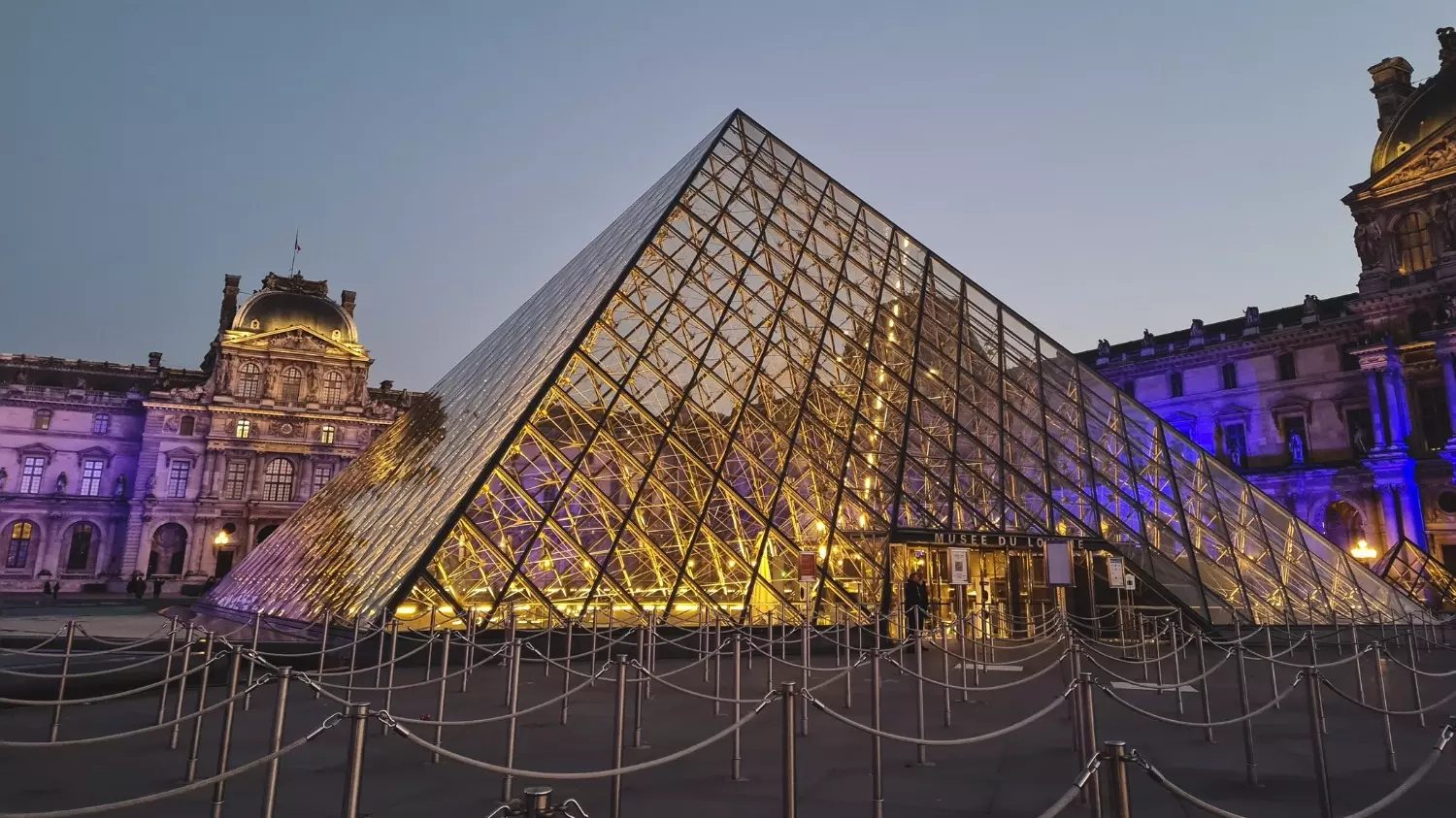 Стеклянная пирамида служит главным входом в музей