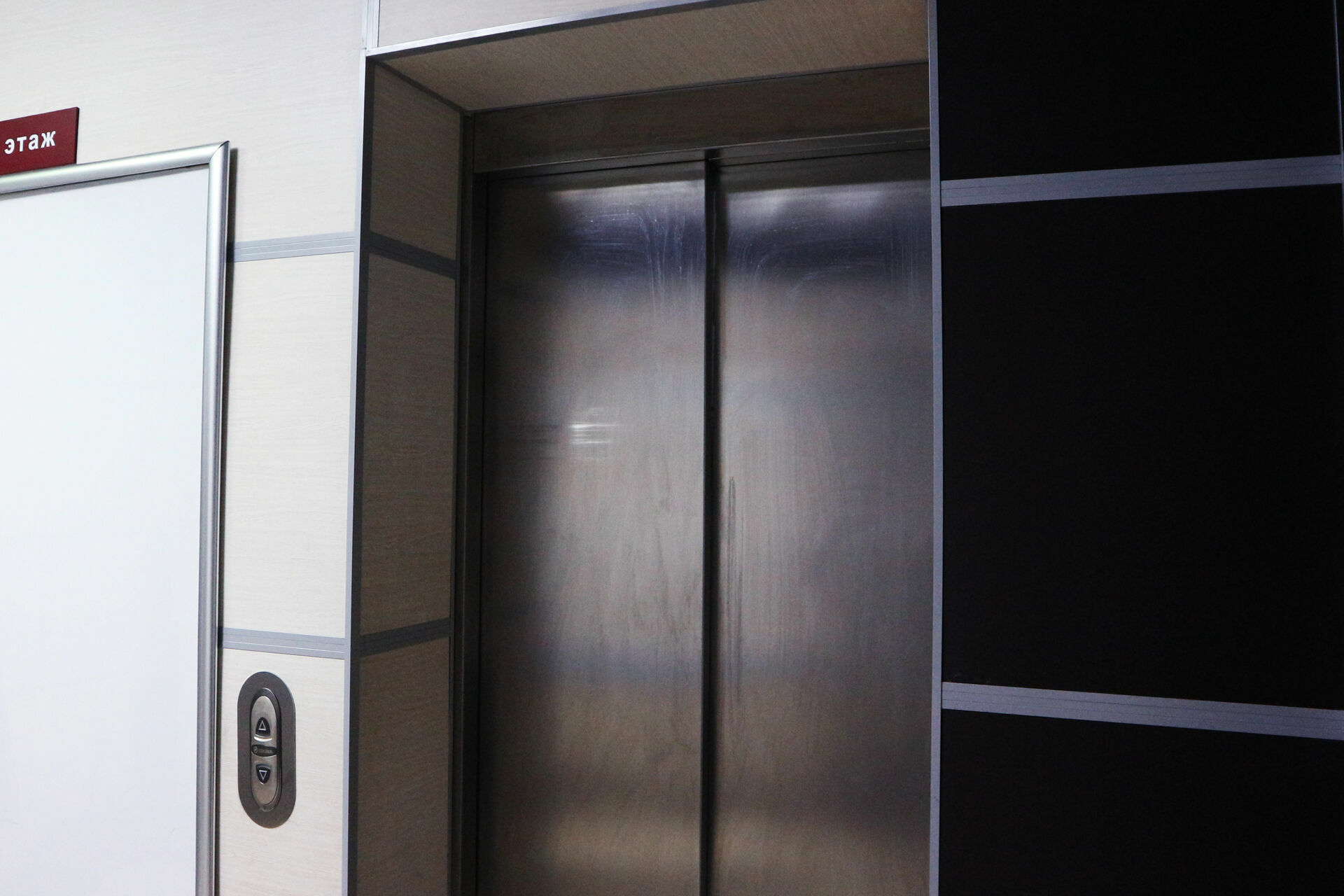 Женщина с ребенком застряли в «отремонтированном» лифте в Петрозаводске