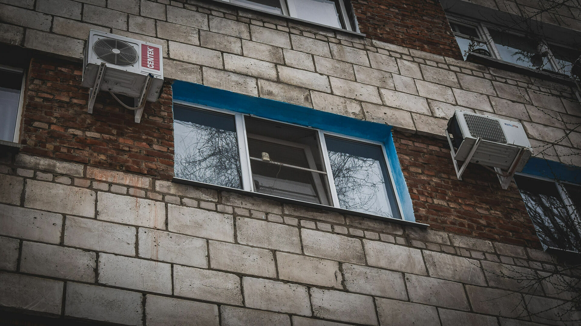 «Живой ли»: молодой мужчина выпал из окна жилого дома в Петрозаводске