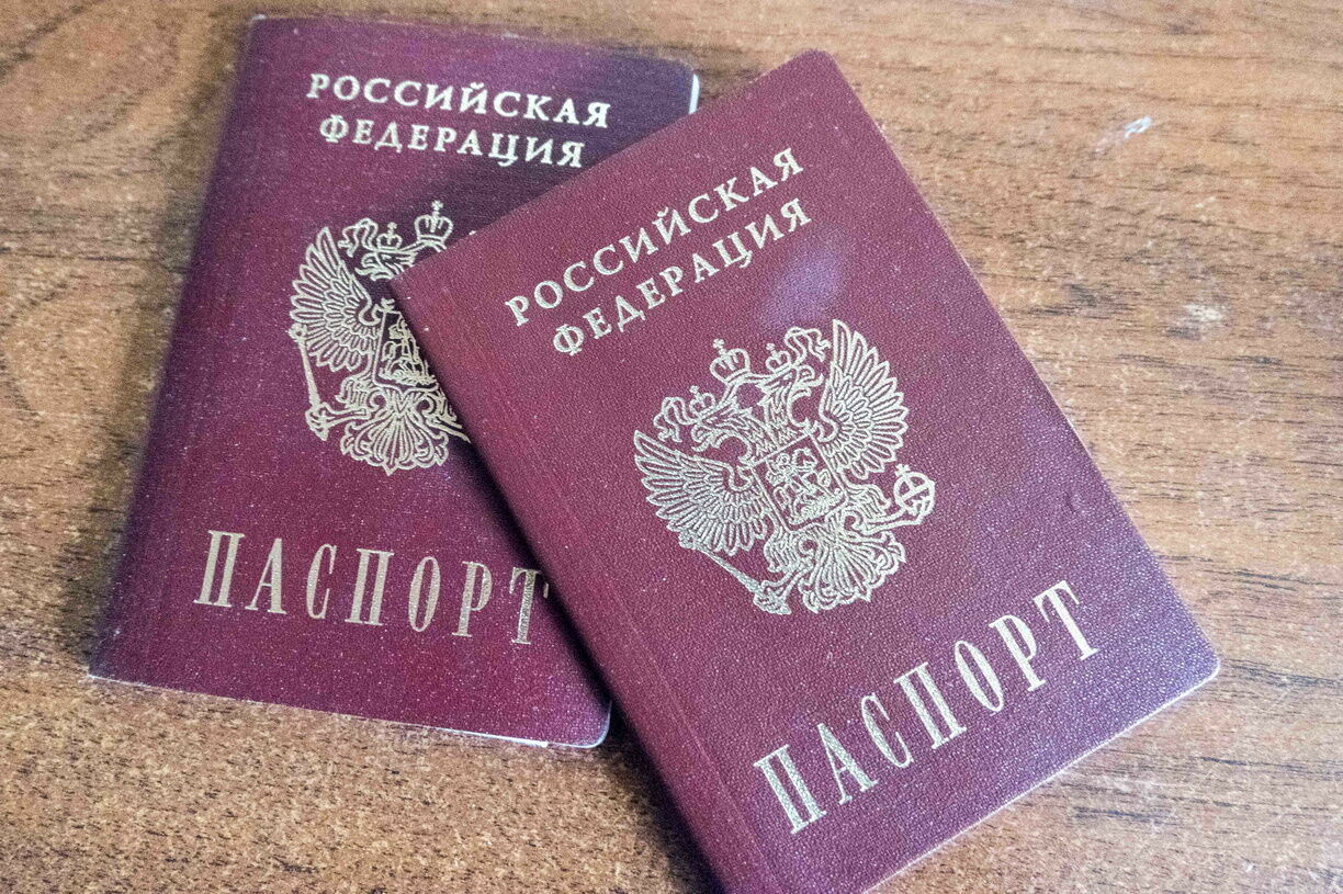 Россиянам придётся отказаться от бумажных паспортов