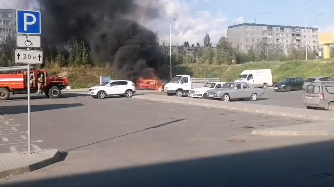 Автомобиль вспыхнул на парковке у гипермаркета в Петрозаводске