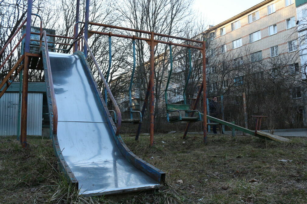 На севере Карелии нашли опасную детскую площадку