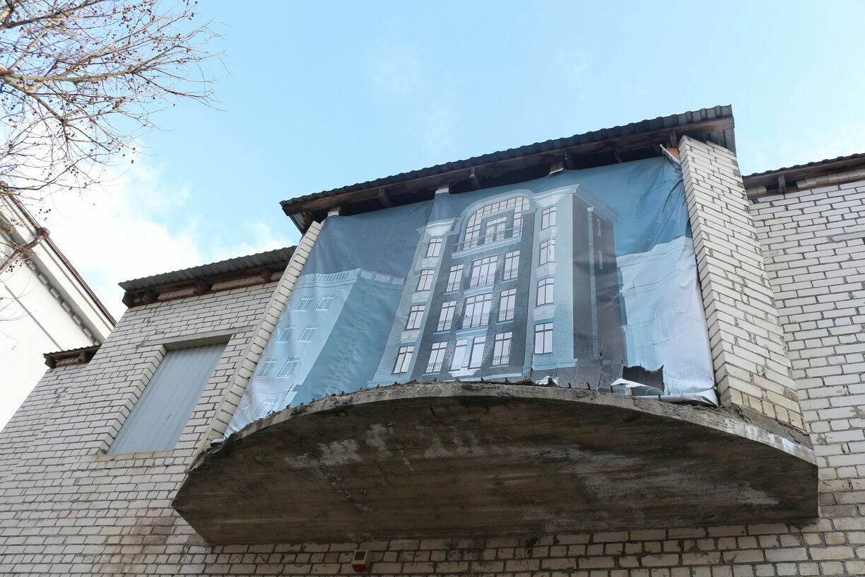 Петрозаводчанина эвакуировали с козырька балкона