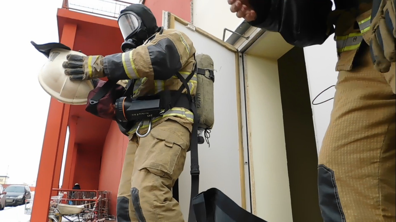 Детей эвакуировали при пожаре в многоквартирном доме в Карелии